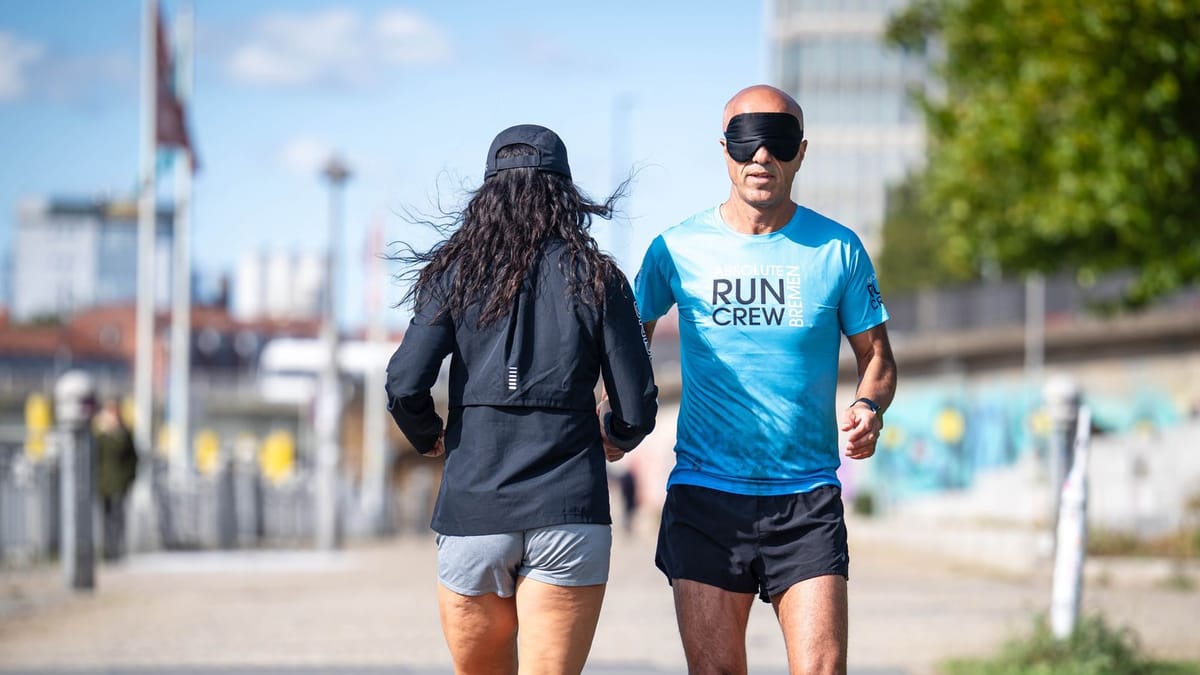 Bremen: Extremsportler läuft Halbmarathon rückwärts und blind – die Gründe