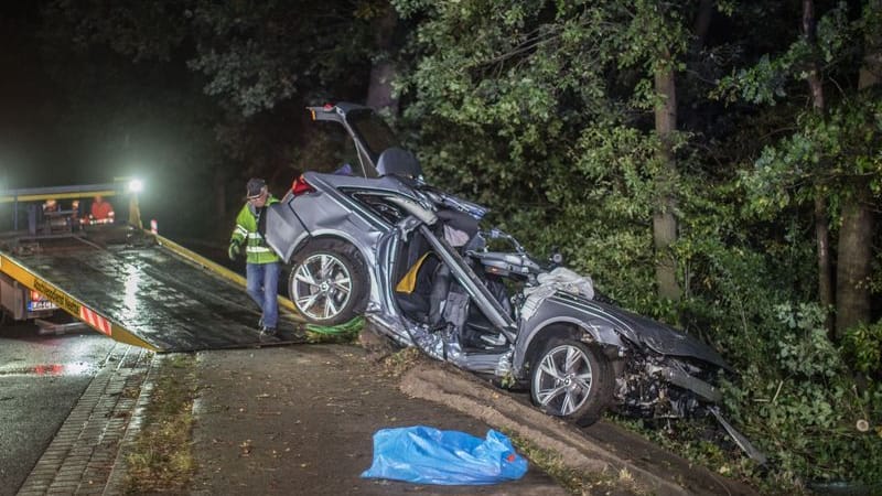 Ein Abschleppdienst holt das Unfallfahrzeug auf der Kreisstraße 53 zwischen Echem und Scharnebeck ab. Zwei Männer sind bei dem Unfall ums Leben gekommen. Ein Abschleppdienst holt das Unfallfahrzeug auf der Kreisstraße 53 zwischen Echem und Scharnebeck ab. Zwei Männer sind bei dem Unfall ums Leben gekommen.