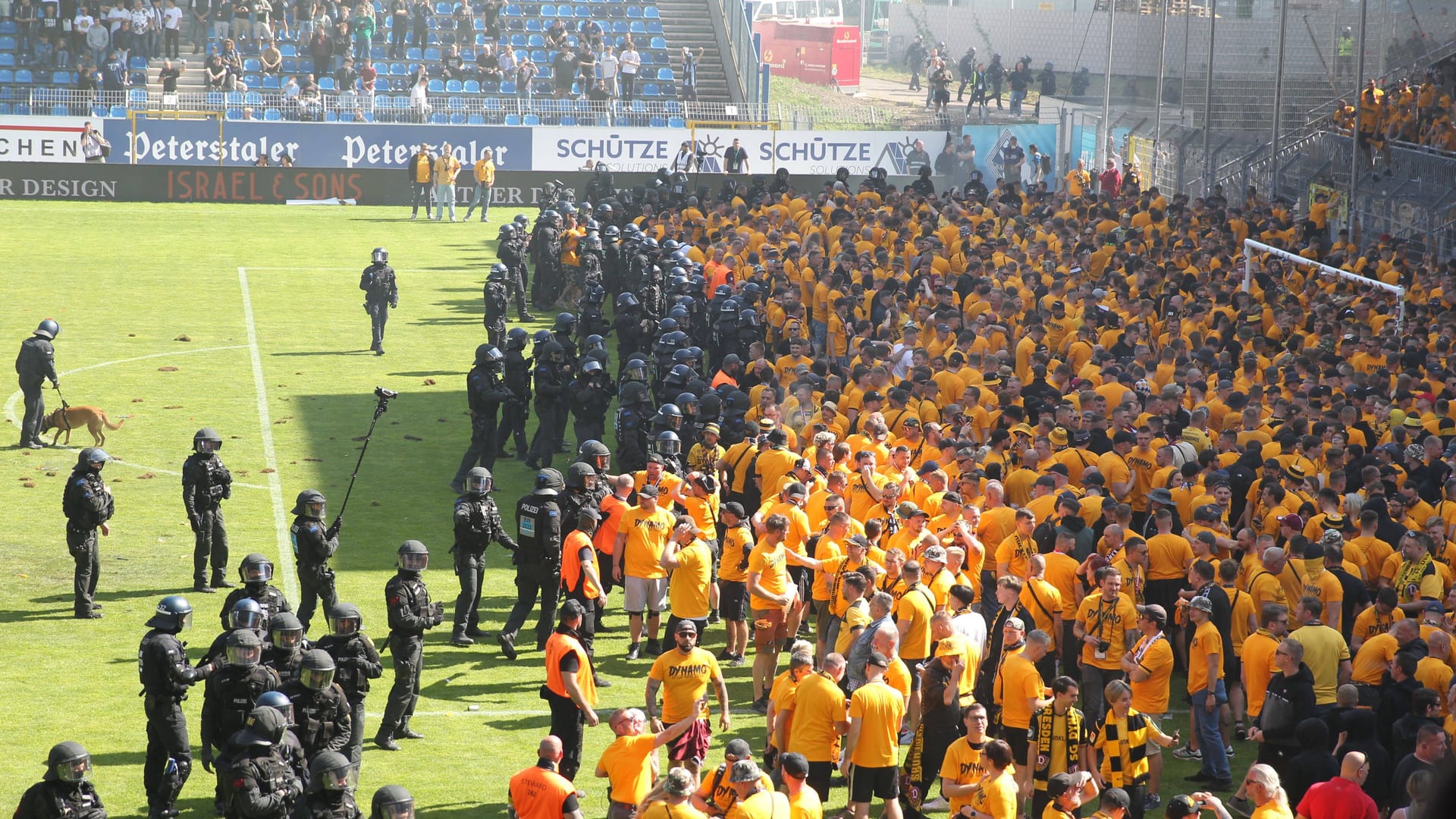 Fans stürmen den Platz beim Spiel gegen Mannheim (Archivbild): Der DFB hat zwei Geldstrafen gegen Dynamo Dresden erhoben. Fans stürmen den Platz beim Spiel gegen Mannheim (Archivbild): Der DFB hat zwei Geldstrafen gegen Dynamo Dresden erhoben.