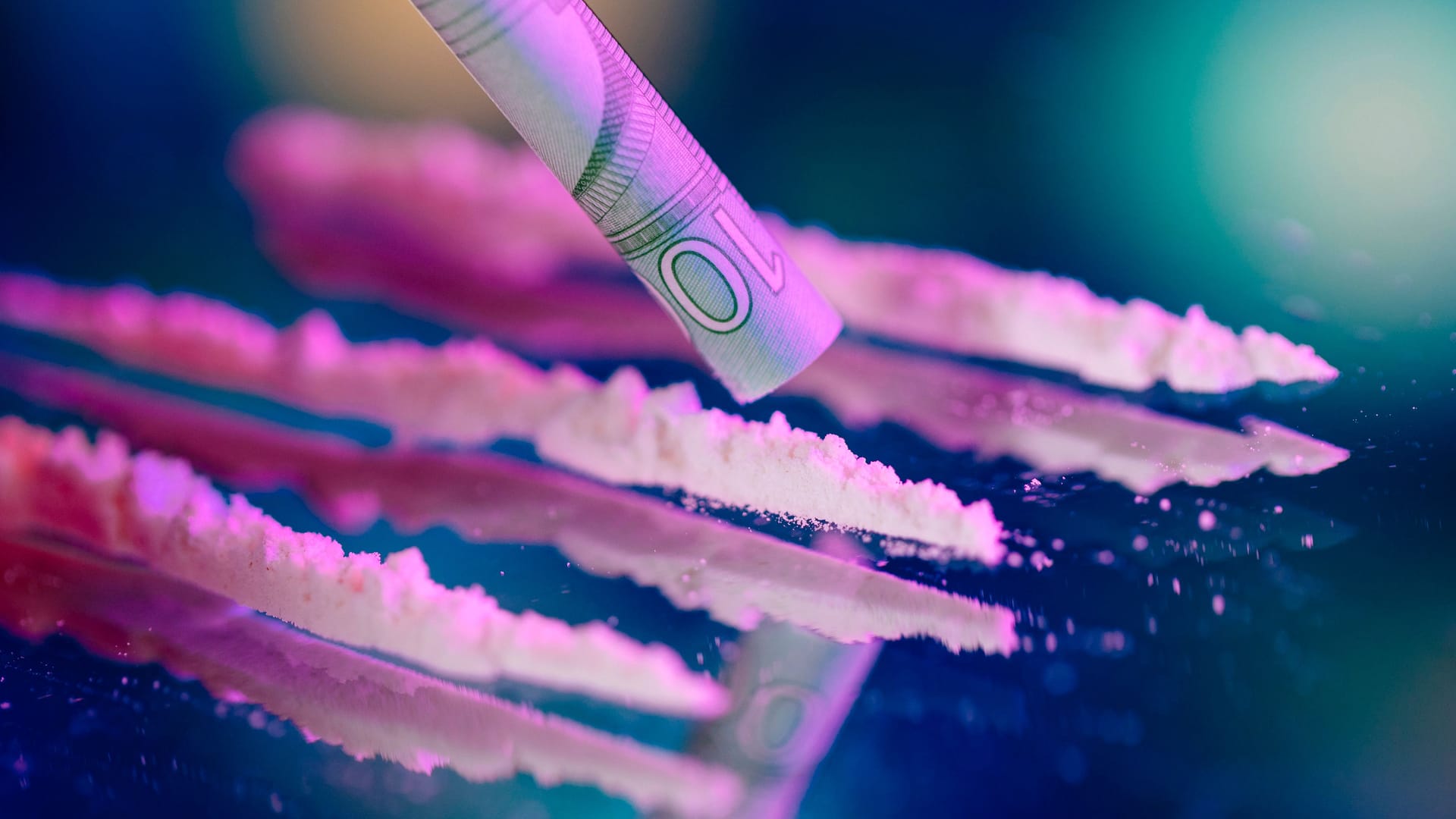 Eine Person will eine Line Kokain durch einen Geldschein konsumieren (Symbolbild): Eine Person will eine Line Kokain durch einen Geldschein konsumieren (Symbolbild):