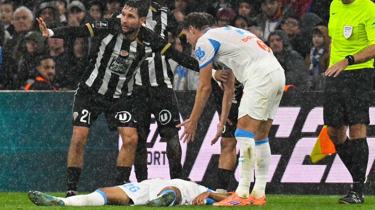 Ligue-1-Spieler-von-Olympique-Marseille-bricht-zusammen-Entwarnung