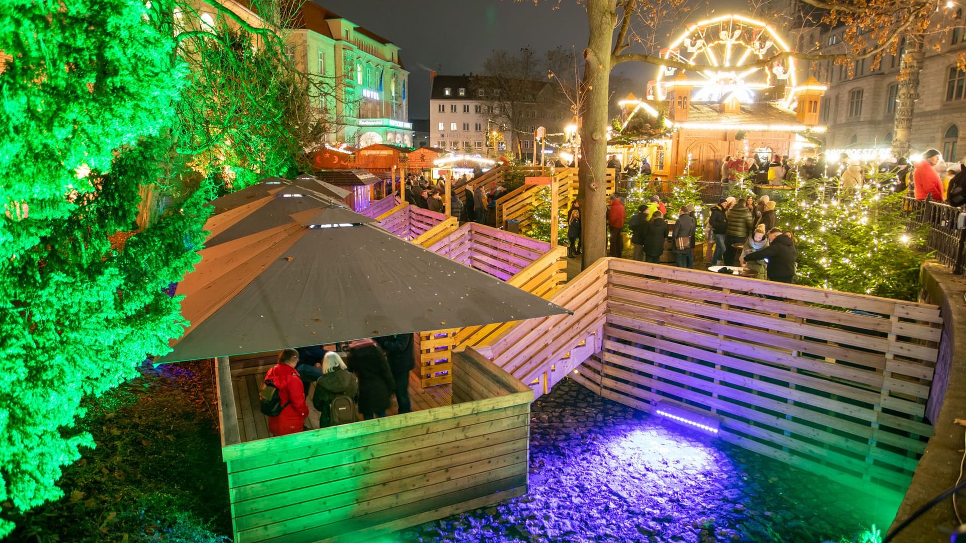 Die Flöße im Burggraben: Hier können Besucher den Braunschweiger Weihnachtsmarkt als Gruppe entspannt genießen.