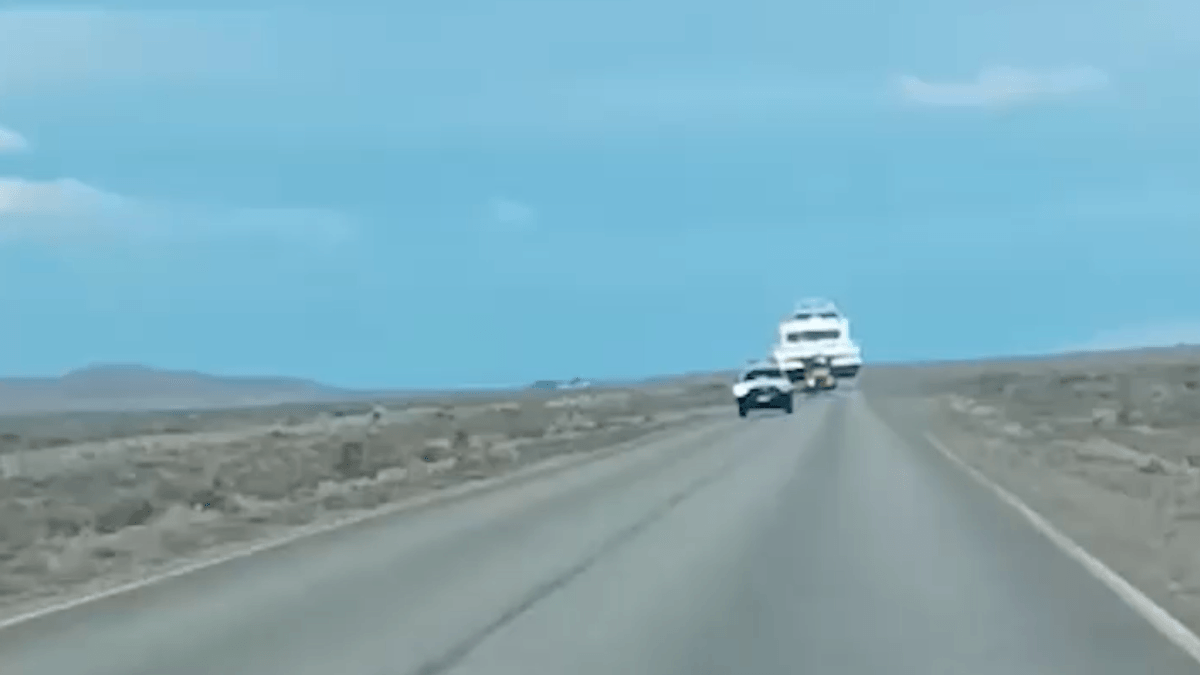 Argentinien: Autofahrer muss riesigem Schiff in der Wüste ausweichen
