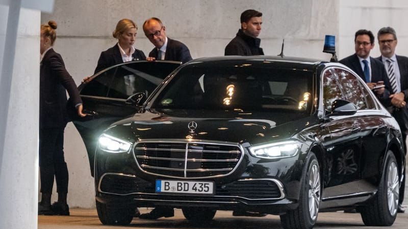 Bundeskanzler Friedrich Merz (CDU) geht vor dem Koalitionsausschuss aus dem Bundeskanzleramt.