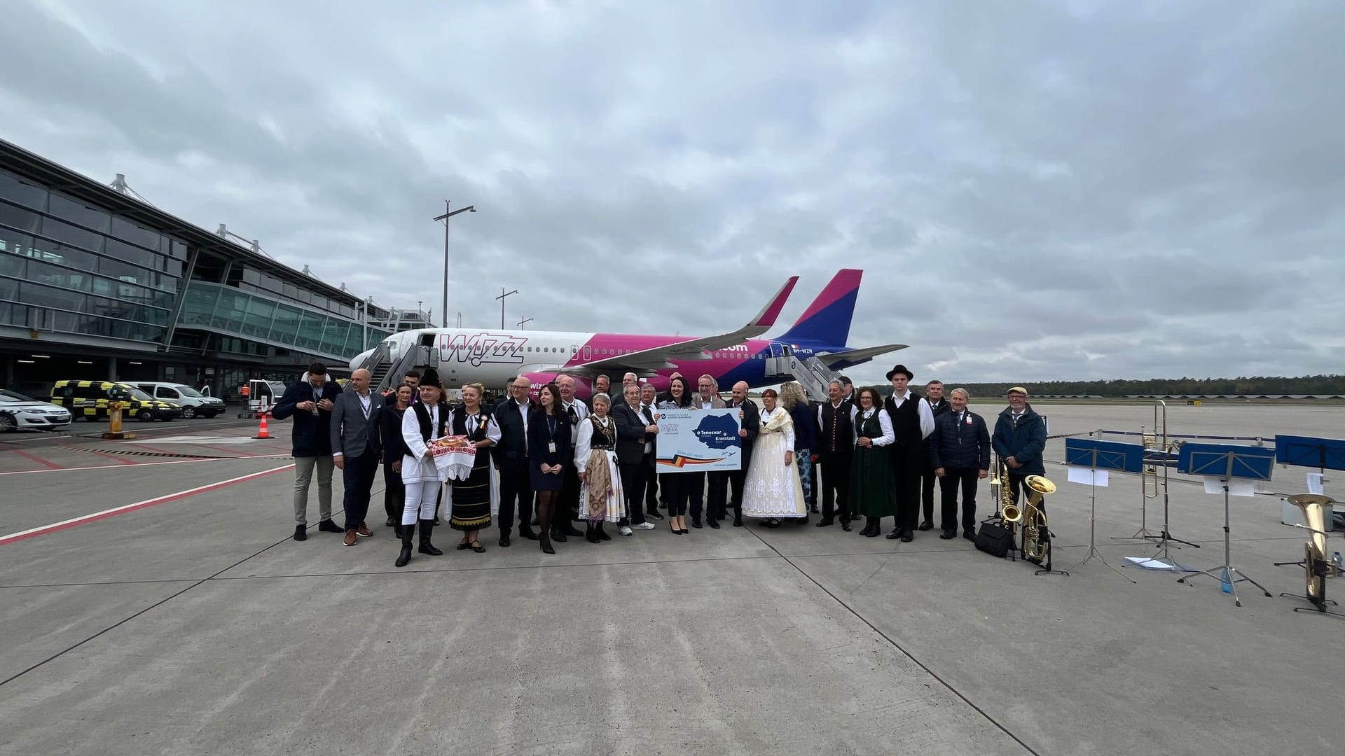 Der Erstflug brachte Rahmenprogramm auf dem Rollfeld mit sich. Der Erstflug brachte Rahmenprogramm auf dem Rollfeld mit sich.
