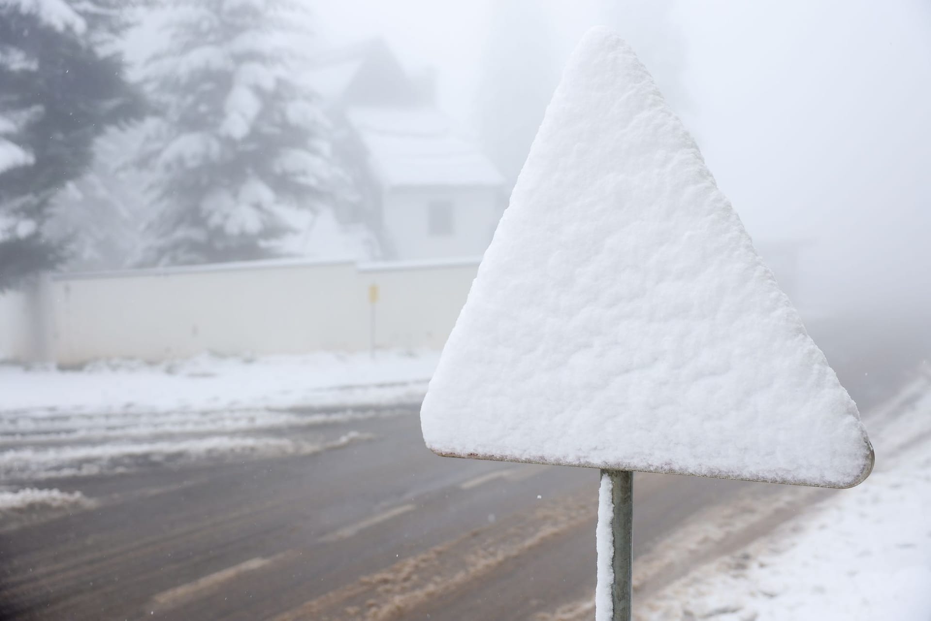 Wintereinbruch auf dem Balkan: Ein Straßenschild ist während eines unerwarteten Schneefalls auf dem Berg Jahorina in der Nähe von Sarajevo mit Schnee bedeckt.
