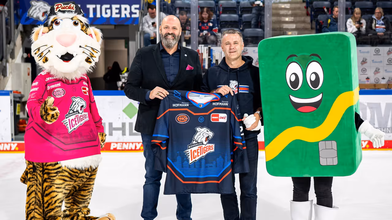 Ice Tigers-Geschäftsführer Wolfgang Gastner (l.) gemeinsam mit Ronny Reißmann, Vorstandsmitglied der PSD Bank Nürnberg: Die Bank ist jetzt "Premiumpartner". Ice Tigers-Geschäftsführer Wolfgang Gastner (l.) gemeinsam mit Ronny Reißmann, Vorstandsmitglied der PSD Bank Nürnberg: Die Bank ist jetzt "Premiumpartner".