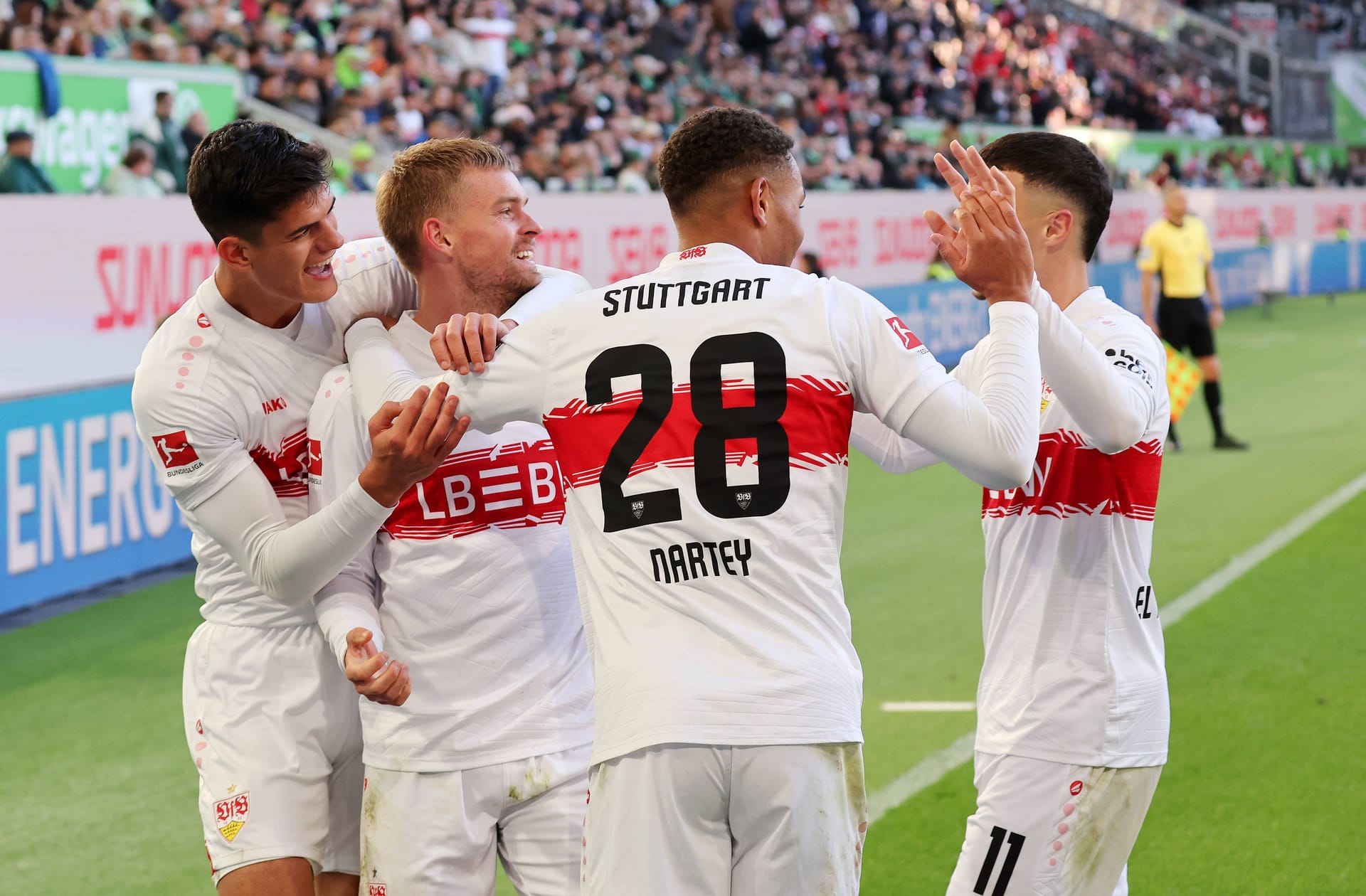 Die Stuttgarter jubeln nach dem Treffer von Maximilian Mittelstädt (M.). Die Stuttgarter jubeln nach dem Treffer von Maximilian Mittelstädt (M.).