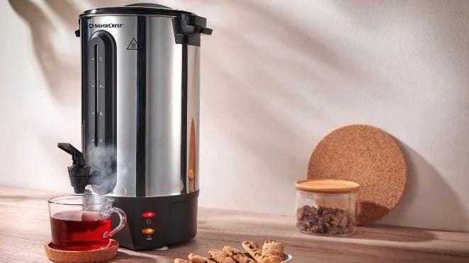 Mit dem Heißgetränkeautomat von Silvercrest können Sie auf Knopfdruck warme Getränke genießen.