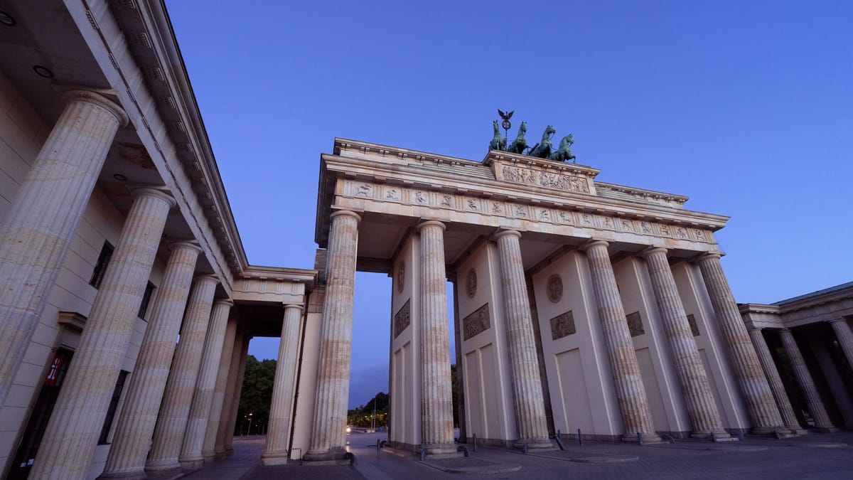 Berlin: Brandenburger Tor mit Farbe beschmiert