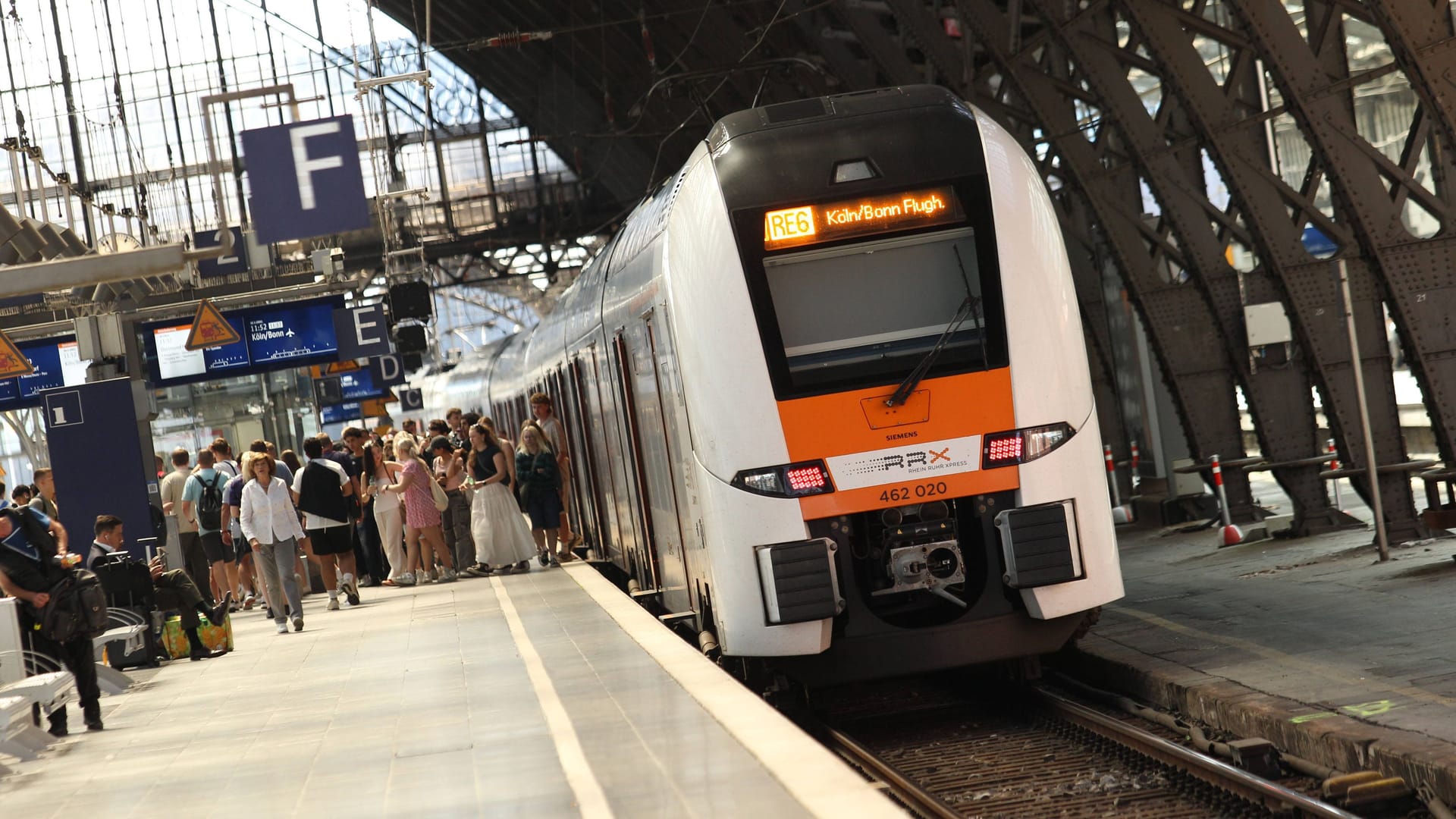 Zug im Kölner Hauptbahnhof (Archivbild): Das defekte Signal wurde repariert.