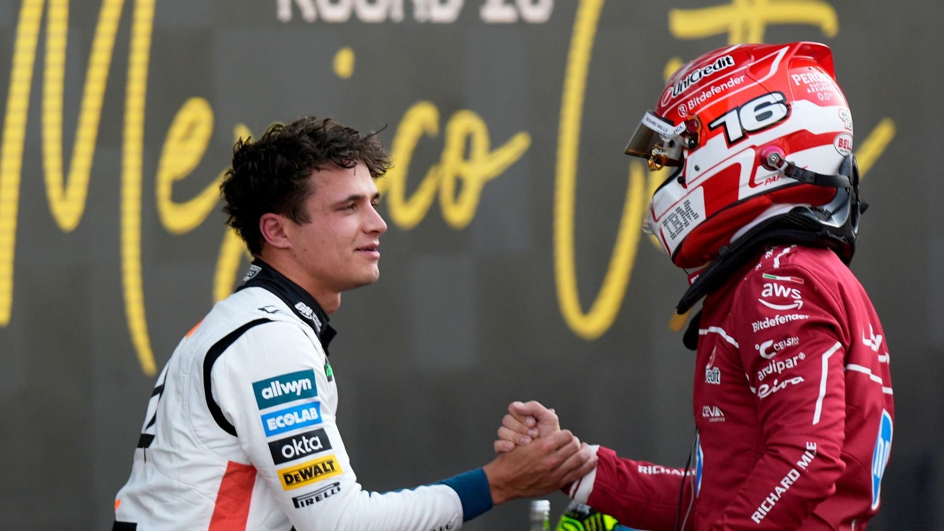 Der britische McLaren-Pilot Lando Norris (l), der die Pole-Position gewonnen hat, wird von dem Ferrari-Piloten Charles Leclerc (Monaco) beglückwünscht. Der britische McLaren-Pilot Lando Norris (l), der die Pole-Position gewonnen hat, wird von dem Ferrari-Piloten Charles Leclerc (Monaco) beglückwünscht.
