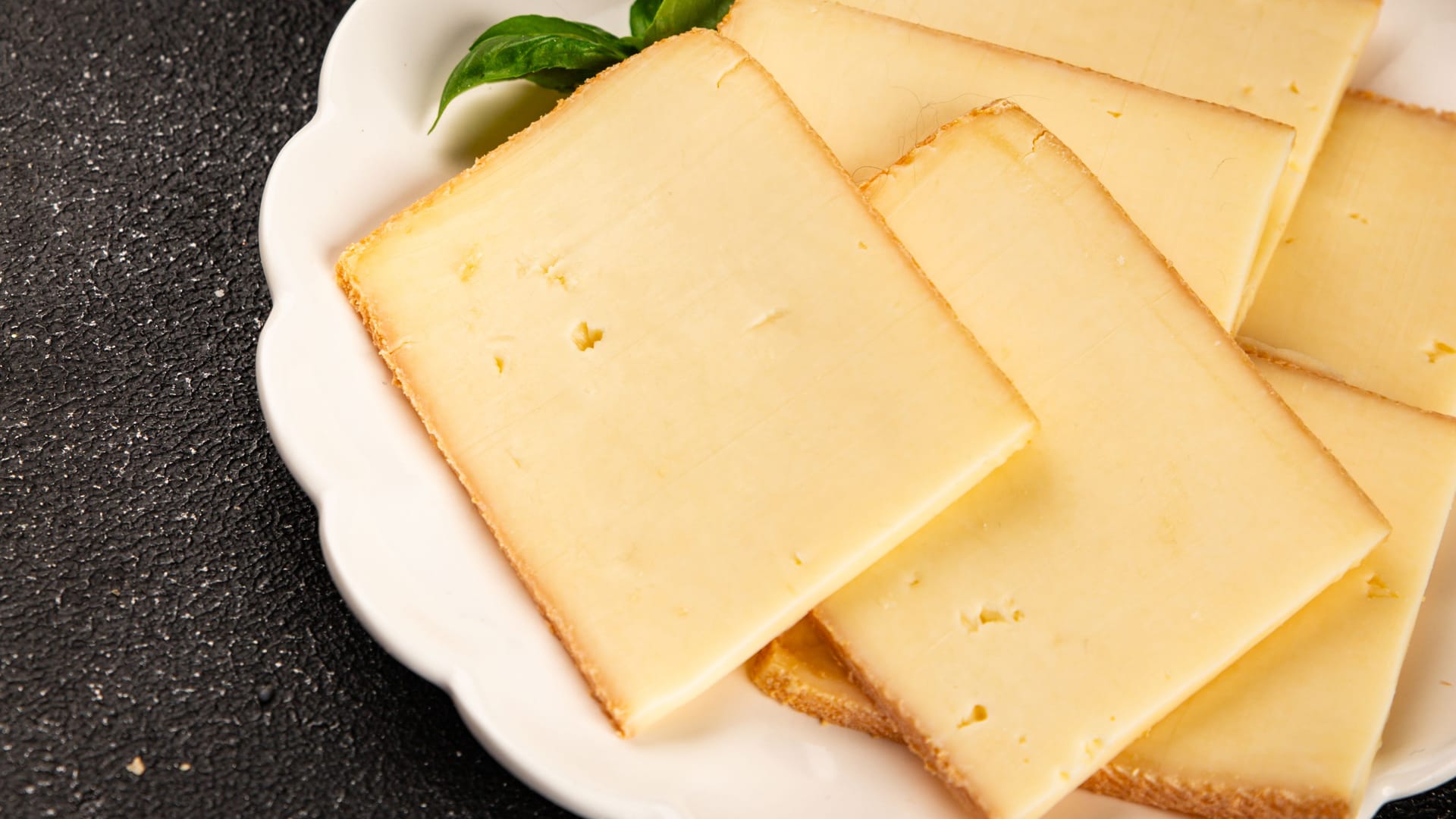 Raclettekäse in Scheiben: Der Käse wird gerne zum Überbacken verwendet. Raclettekäse in Scheiben: Der Käse wird gerne zum Überbacken verwendet.