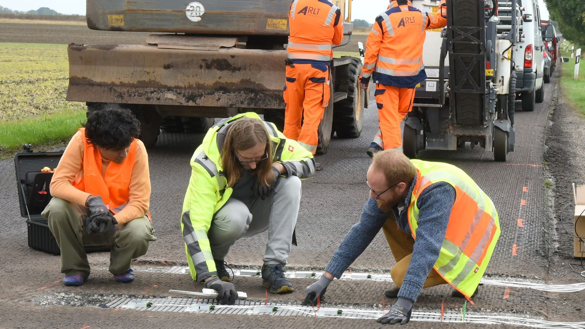 Sensoren werden in Straße eingebaut Sensoren werden in Straße eingebaut