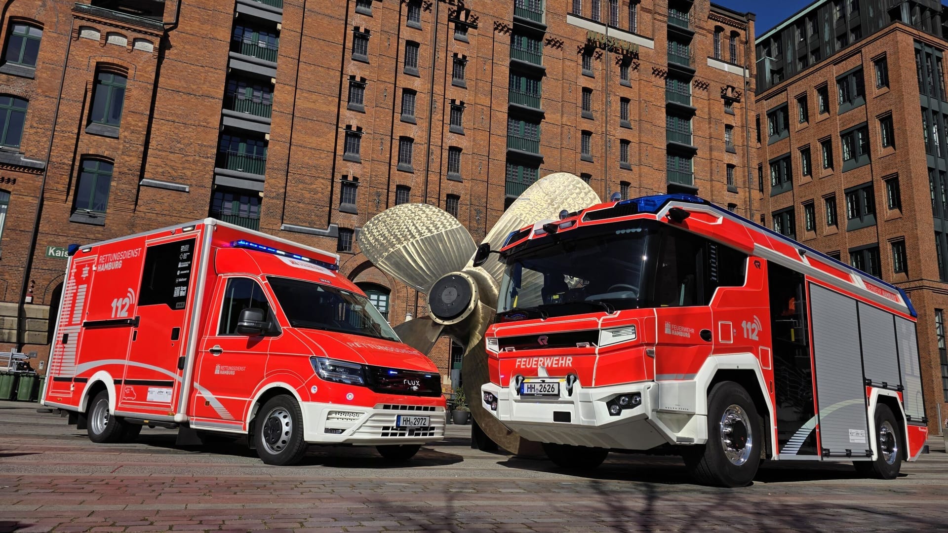 Elektrisch: Zwei Rettungswagen (RTW) und ein Hilfeleistungslöschfahrzeug (EHLF) befinden sich in Hamburg im Testbetrieb. Elektrisch: Zwei Rettungswagen (RTW) und ein Hilfeleistungslöschfahrzeug (EHLF) befinden sich in Hamburg im Testbetrieb.