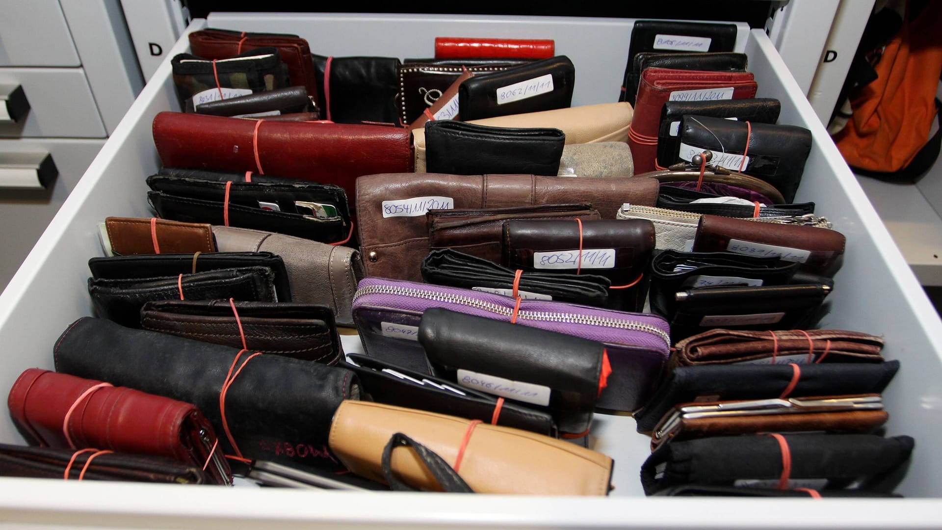 Dutzende Geldbeutel in einer Schublade (Archivbild): In diesem Jahr wurden auf der Theresienwiese rund 800 Geldbörsen verloren. Dutzende Geldbeutel in einer Schublade (Archivbild): In diesem Jahr wurden auf der Theresienwiese rund 800 Geldbörsen verloren.