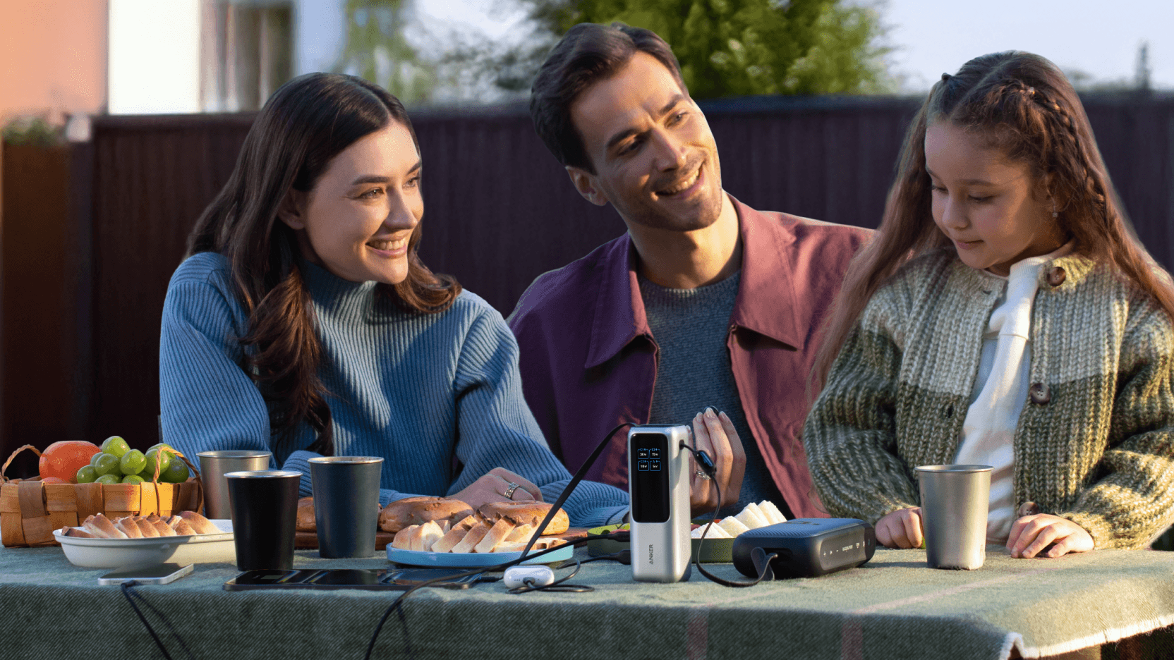 Die Powerbank von Anker kann bis zu vier Geräte gleichzeitig aufladen.