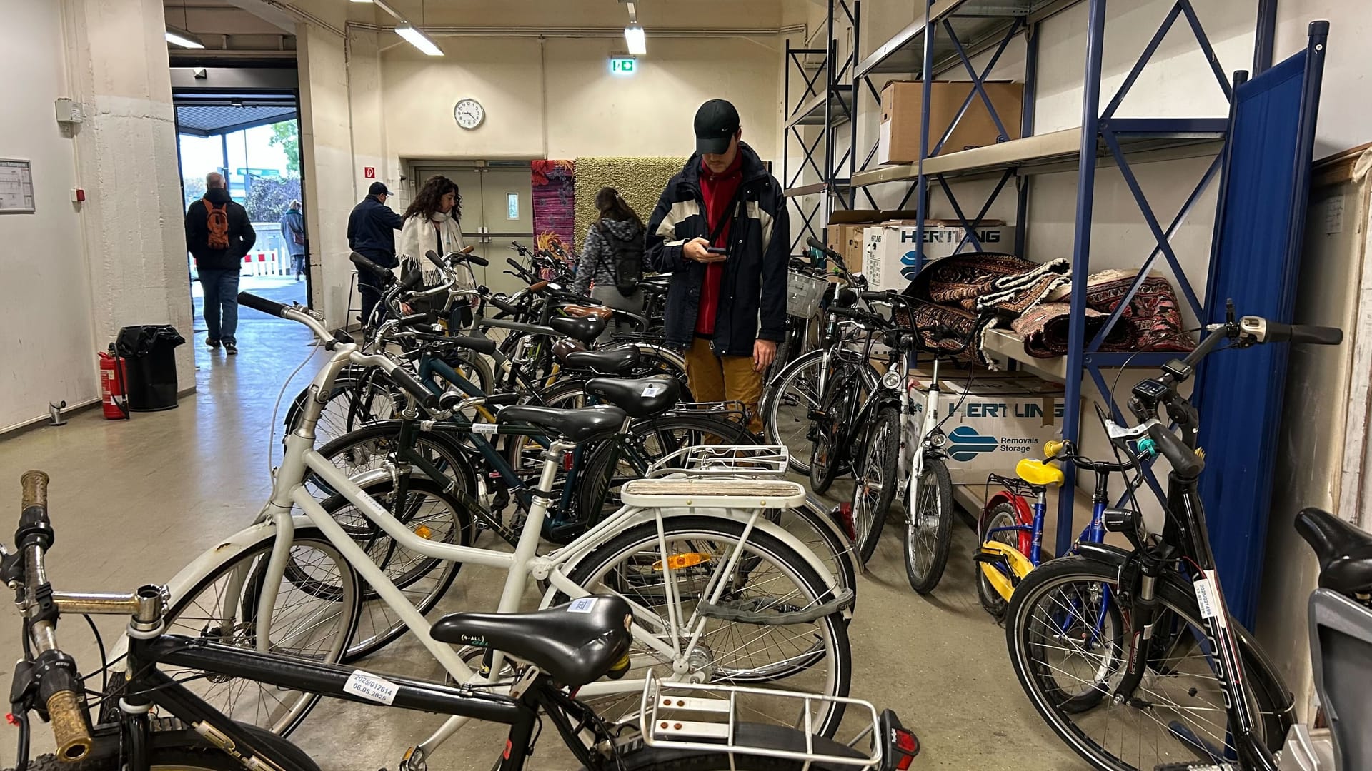 Diese Fahrräder haben Menschen in U-Bahnen, Trams oder Bussen vergessen: Das teuerste wurde für über 300 Euro versteigert. Diese Fahrräder haben Menschen in U-Bahnen, Trams oder Bussen vergessen: Das teuerste wurde für über 300 Euro versteigert.