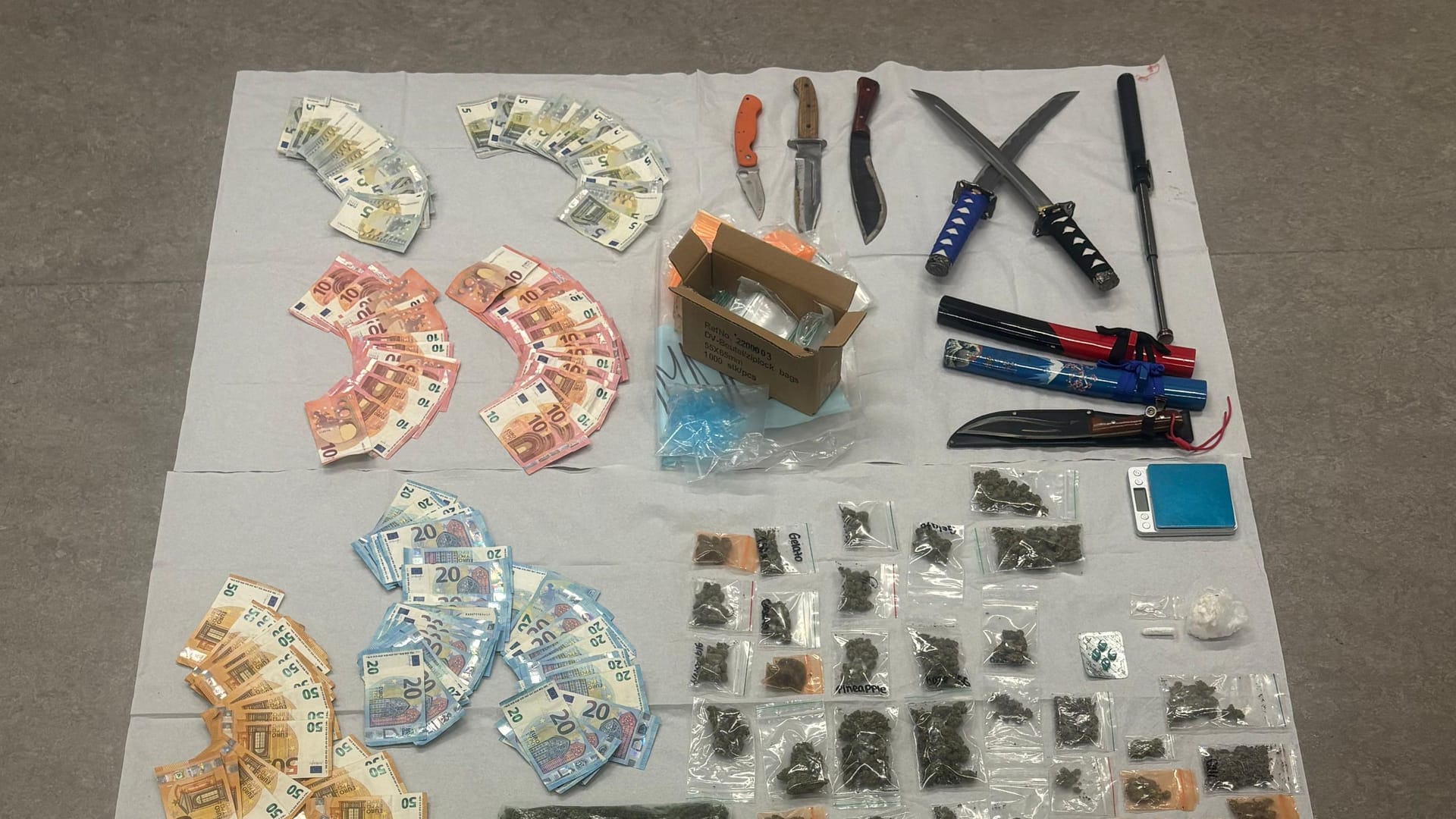 Gesammelte Funde der Kölner Polizei von Donnerstagabend: Die Polizei war bei einer Schwerpunktaktion in der Innenstadt und im Rechtsrheinischen im Einsatz gewesen.