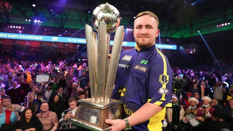 Der Engländer Luke Littler (hier bei der WM) sorgt derzeit für viel Wirbel im Dartssport. Der Engländer Luke Littler (hier bei der WM) sorgt derzeit für viel Wirbel im Dartssport.
