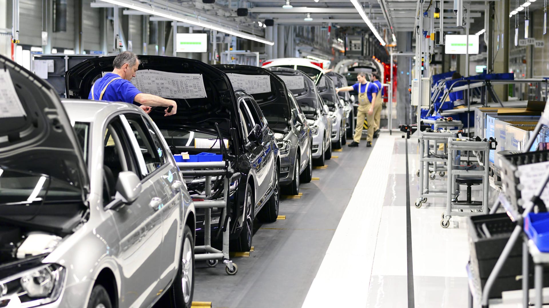 Autofertigung bei VW (Symbolbild): Ökonomen sehen auch für 2026 kaum Verbesserung der Konjunktur.