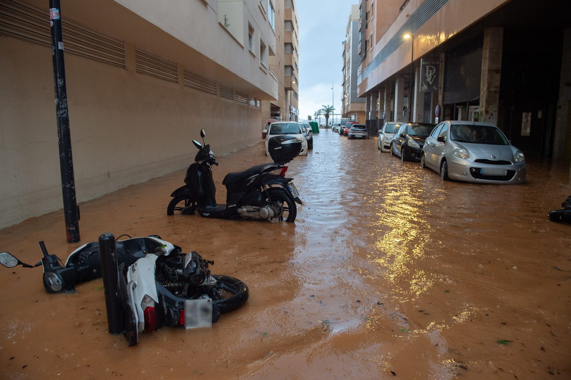 Ex-Hurrikan Gabrielle setzt Teile Spaniens unter Wasser