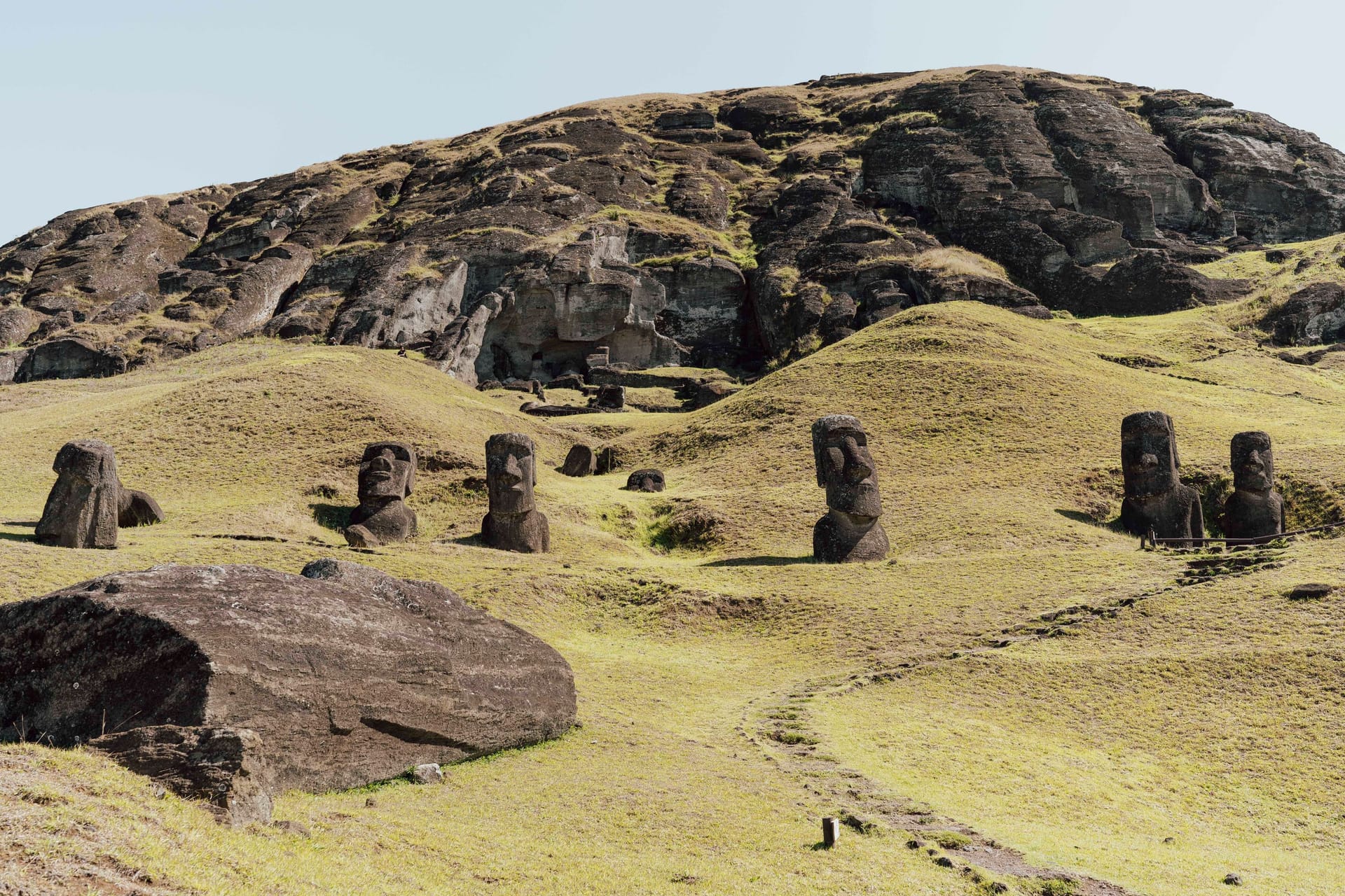 Die Moai bestehen aus Tuffstein. Die Moai bestehen aus Tuffstein.