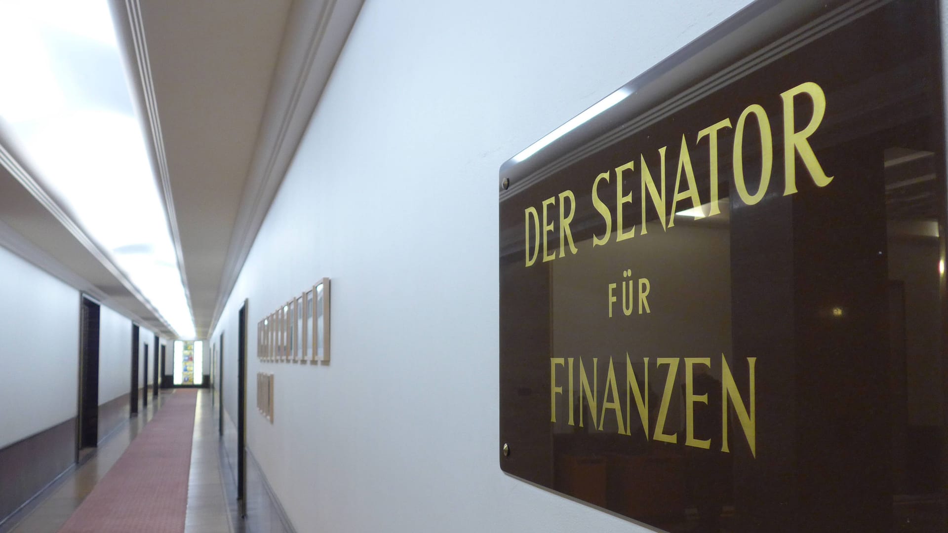 Flur im Bremer Finanzressort (Symbolfoto): Beamte sollen künftig spürbar mehr im Portemonnaie haben. Flur im Bremer Finanzressort (Symbolfoto): Beamte sollen künftig spürbar mehr im Portemonnaie haben.