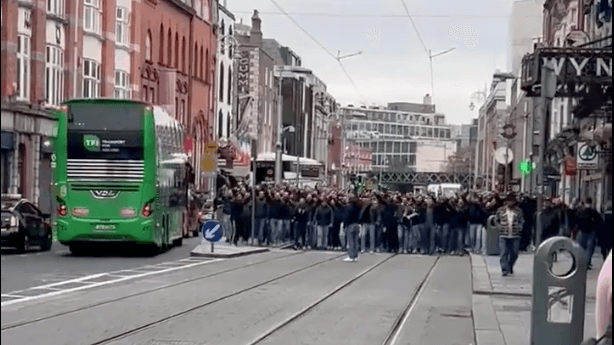 Screenshot eines Videos des Fanmarsches von Schalke-Fans in Irland. Screenshot eines Videos des Fanmarsches von Schalke-Fans in Irland.
