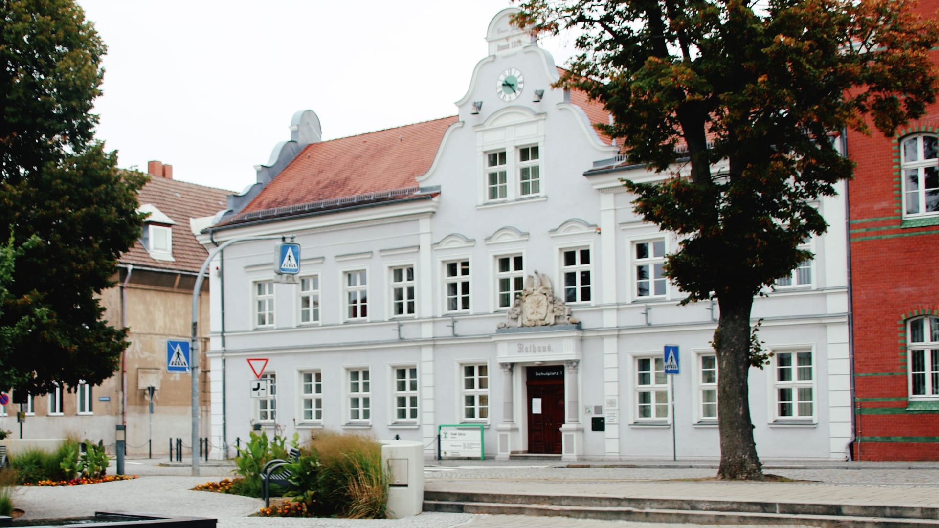 Das Rathaus der Stadt Klötze: Der Ex-Amtsleiter erhielt ein Betretungsverbot und jahrelang weiter Gehalt. Das Rathaus der Stadt Klötze: Der Ex-Amtsleiter erhielt ein Betretungsverbot und jahrelang weiter Gehalt.