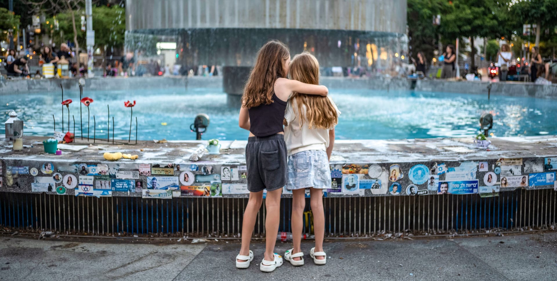 Zwei Mädchen stehen an der Gedenkstätte am Dizengoff-Brunnen in Tel Aviv. Weltweit wird am 7. Oktober der Opfer des Hamas-Anschlags vor zwei Jahren gedacht. Zwei Mädchen stehen an der Gedenkstätte am Dizengoff-Brunnen in Tel Aviv. Weltweit wird am 7. Oktober der Opfer des Hamas-Anschlags vor zwei Jahren gedacht.