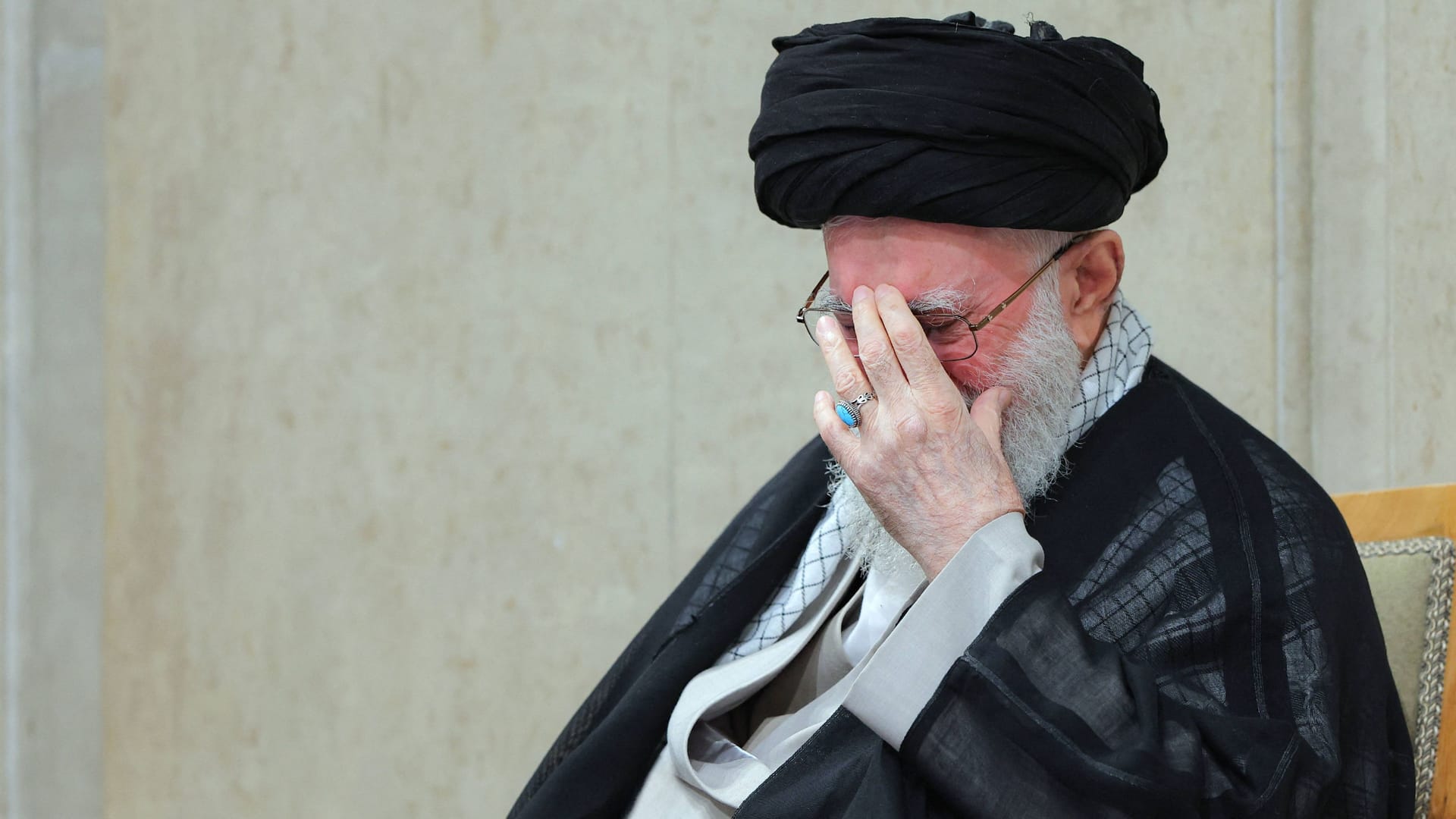 Ayatollah Ali Khamenei: Das Regime in Teheran ist angeschlagen, aber nicht besiegt. Ayatollah Ali Khamenei: Das Regime in Teheran ist angeschlagen, aber nicht besiegt.