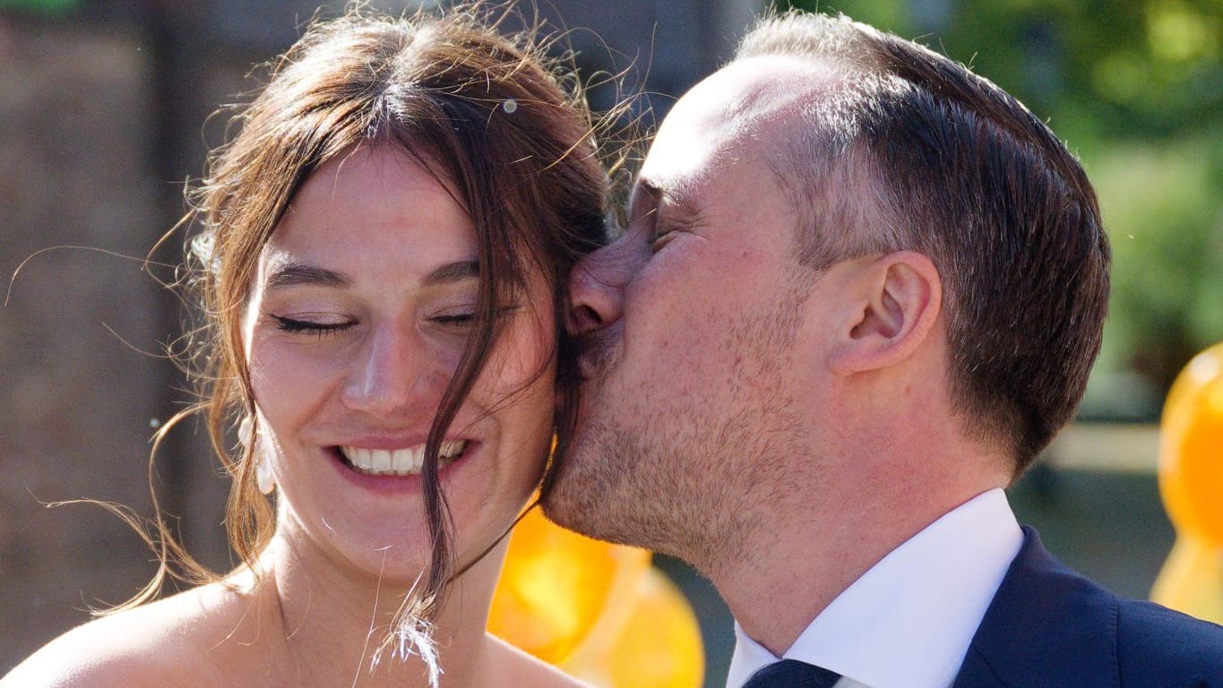 Kuss für die Braut: Joe Laschet küsst seine Andrea in Aachen am Samstag.