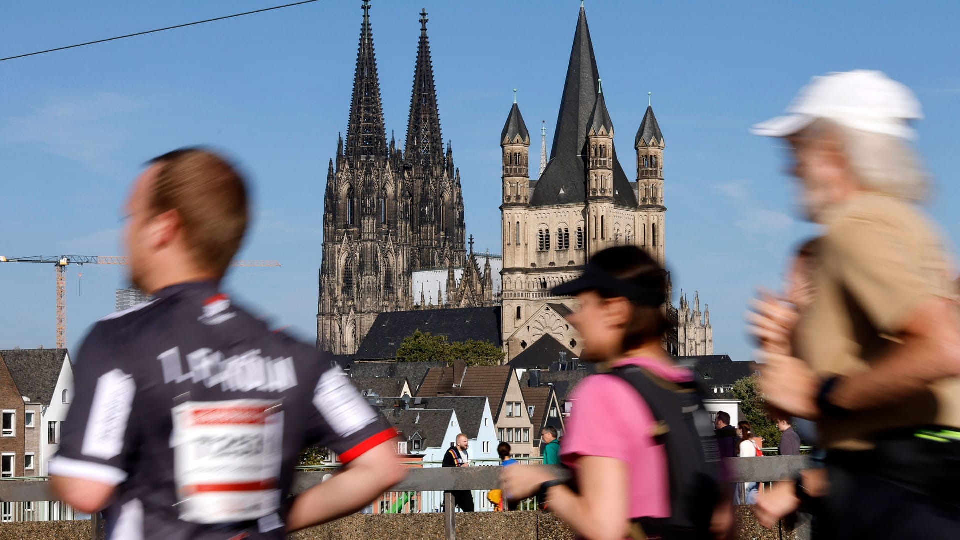 Teilnehmer des Köln Marathons laufen über die Deutzer Brücke (Archivbild): Am Sonntag ist es wieder so weit. Teilnehmer des Köln Marathons laufen über die Deutzer Brücke (Archivbild): Am Sonntag ist es wieder so weit.