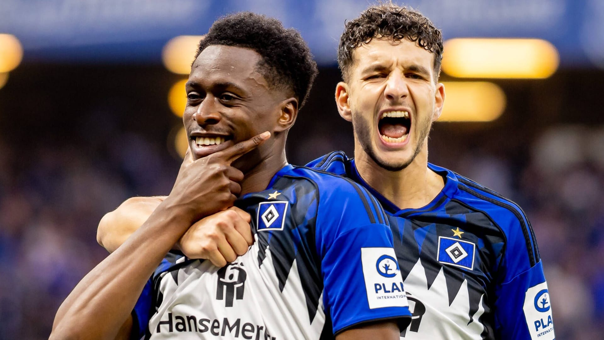 Albert Sambi Lokonga (l.) feiert mit Daniel Elfadli sein Führungstor. Albert Sambi Lokonga (l.) feiert mit Daniel Elfadli sein Führungstor.