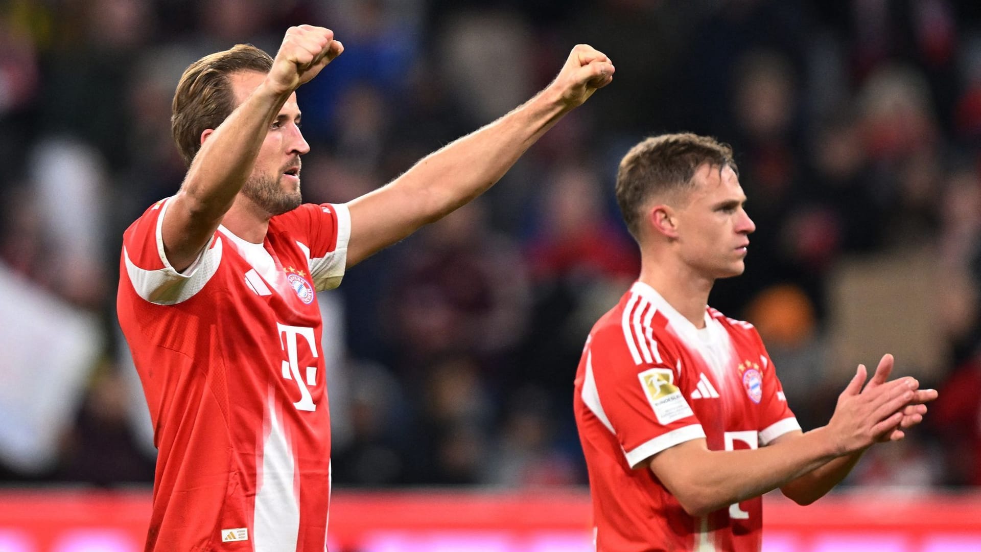 Harry Kane (links) und Joshua Kimmich jubeln: Der FC Bayern bleibt in der Bundesliga auf Kurs.