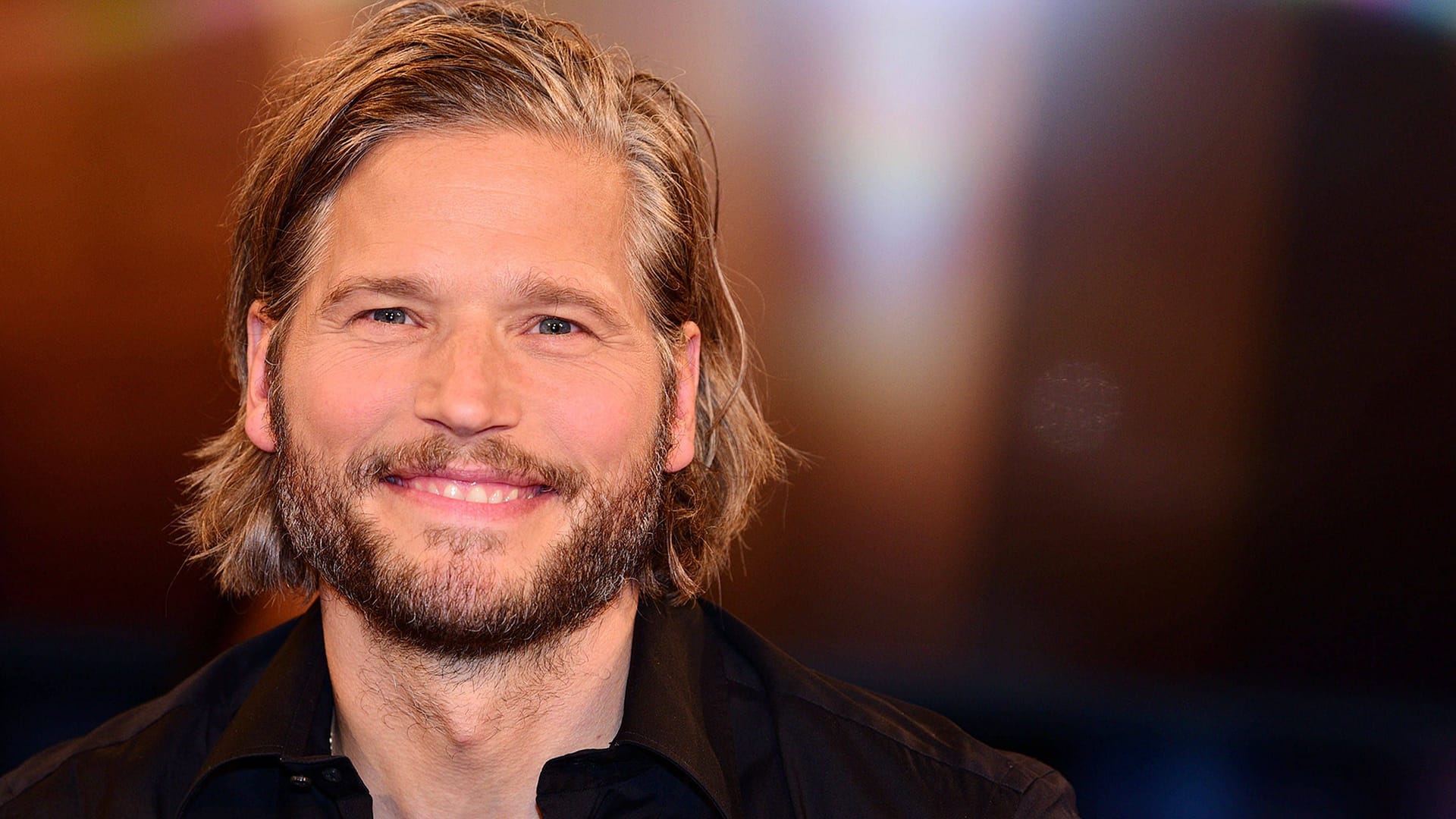 Sebastian Ströbel: Der Schauspieler ist politisch nicht nur interessiert, er erhebt auch laut seine Stimme für den Erhalt unserer Demokratie. Sebastian Ströbel: Der Schauspieler ist politisch nicht nur interessiert, er erhebt auch laut seine Stimme für den Erhalt unserer Demokratie.