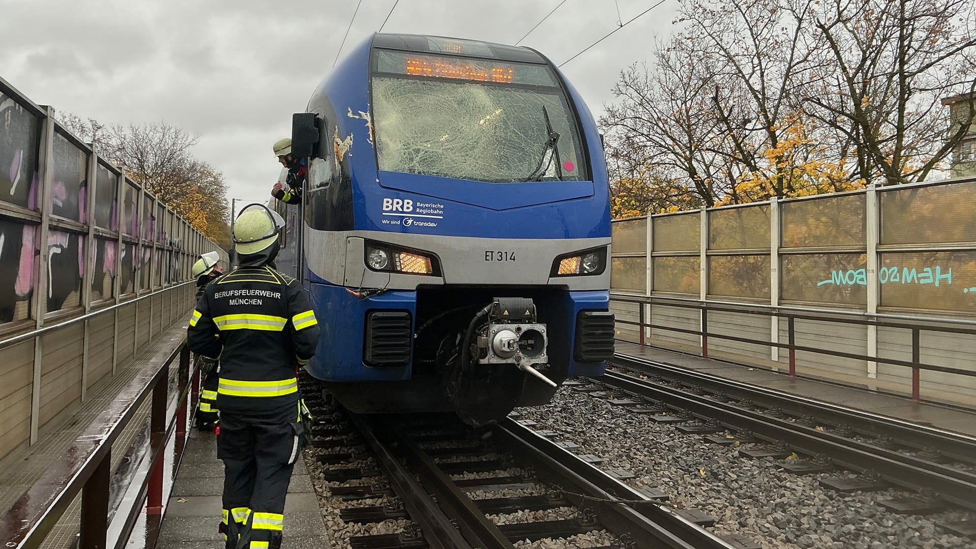 Der getroffene Regionalzug: Durch die Wucht des Einschlags zerbarst die Scheibe des Triebfahrzeugs. Der getroffene Regionalzug: Durch die Wucht des Einschlags zerbarst die Scheibe des Triebfahrzeugs.
