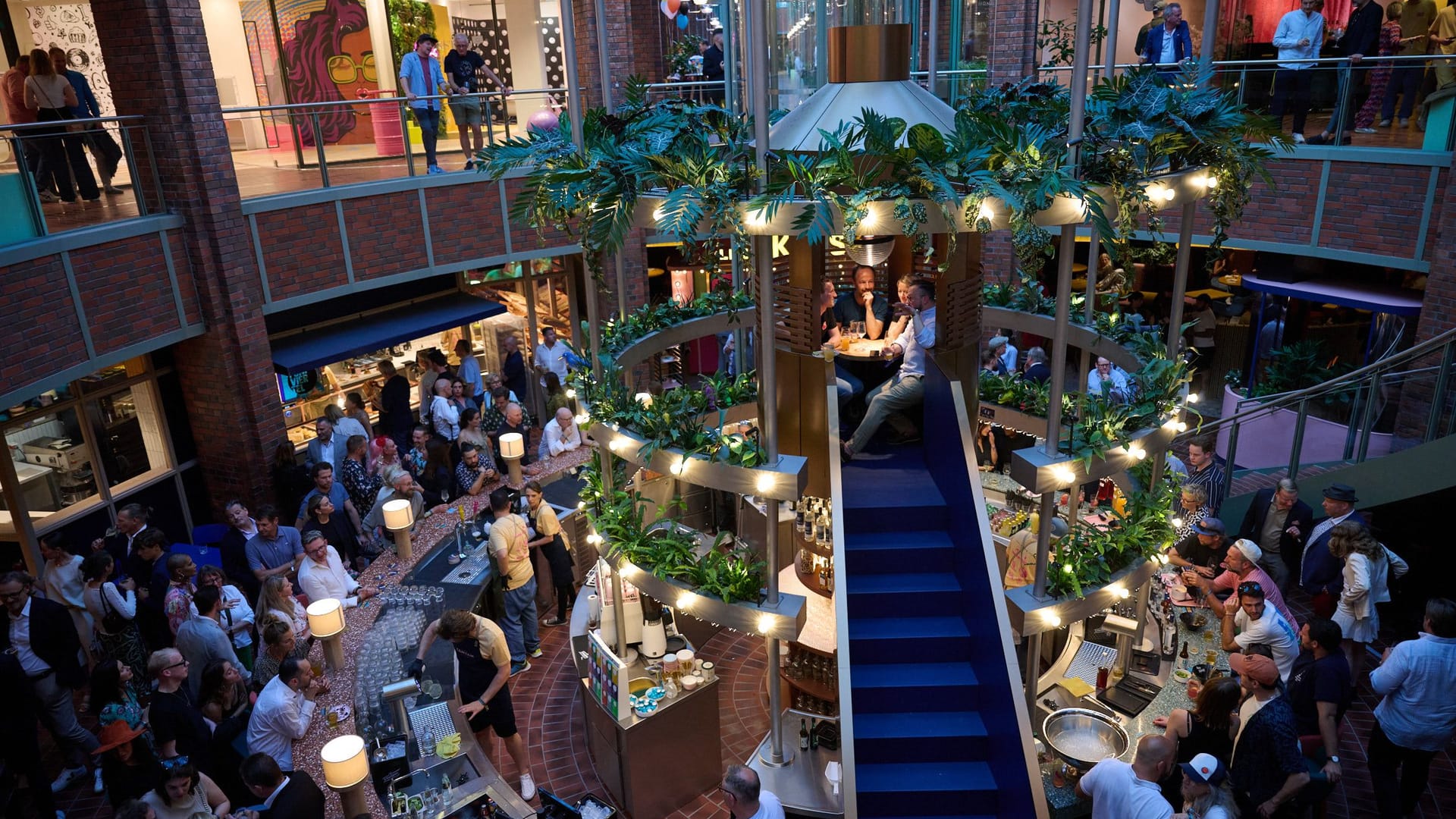 Vielen Menschen genießen Speis und Trank in der Erlebnisgastronomie: Das Le big TamTam kehrt zurück. Vielen Menschen genießen Speis und Trank in der Erlebnisgastronomie: Das Le big TamTam kehrt zurück.