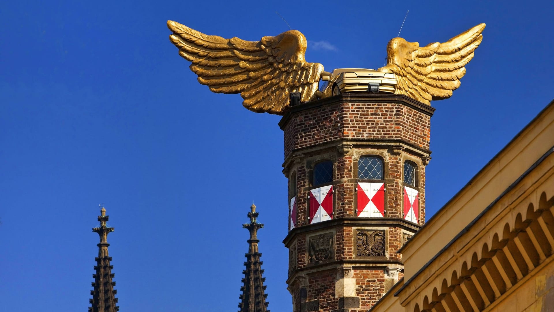 Das "Flügelauto" vor dem Kölner Dom (Archivfoto): Das bekannte Kunstwerk bekommt einen neuen Standort. Das "Flügelauto" vor dem Kölner Dom (Archivfoto): Das bekannte Kunstwerk bekommt einen neuen Standort.