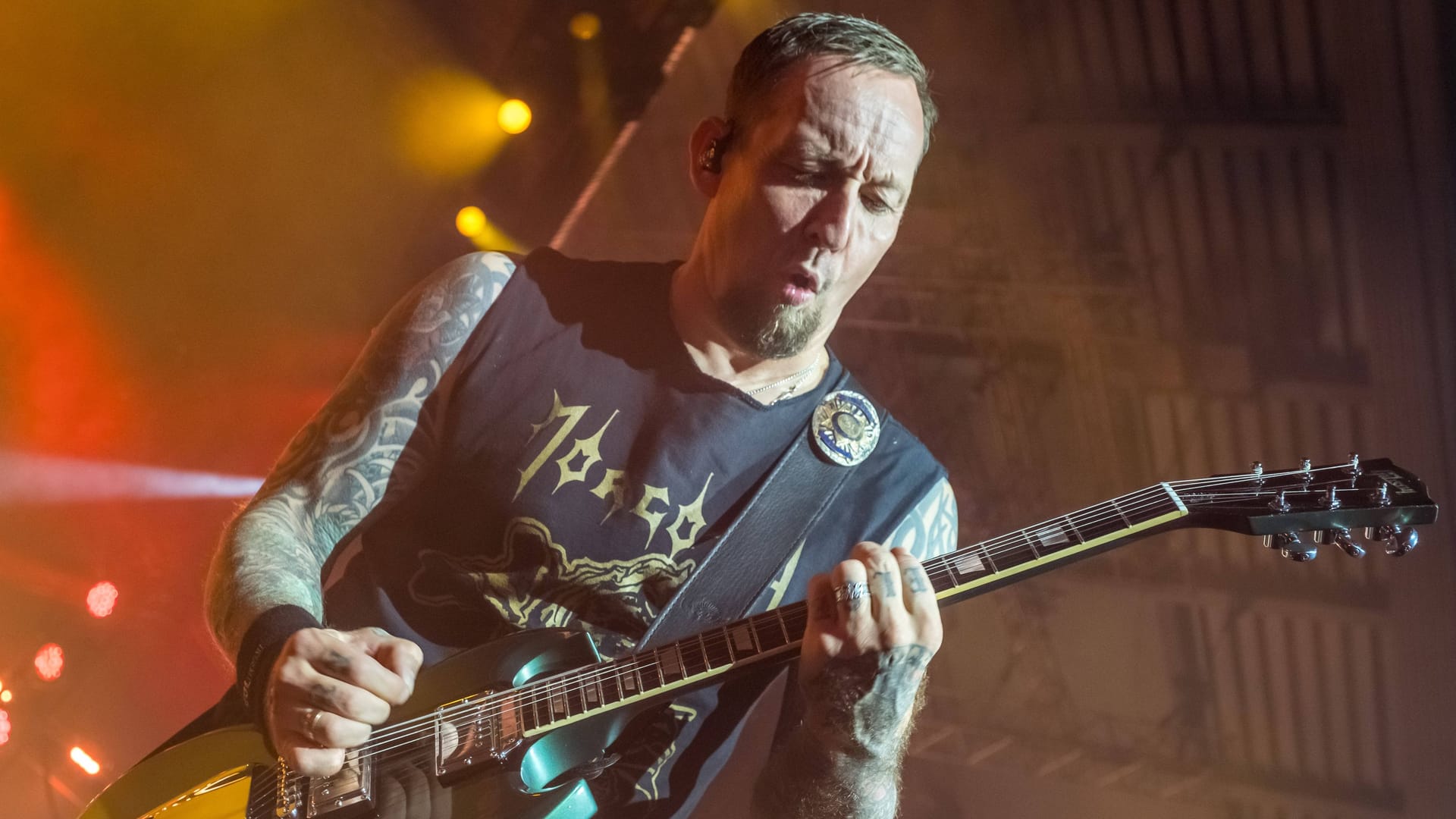 Volbeat-Sänger Michael Poulsen auf der aktuellen Tour: Die dänische Metal-Band zog in Hamburg rund 10.000 Fans in ihren Bann.