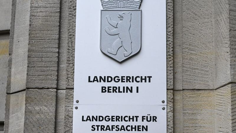 Ein Schild weist auf das Landgericht Berlin hin (Symbolbild): Ein 32-Jähriger hat Vorwürfe des sexuellen Missbrauchs von Kindern ohne Körperkontakt vor Gericht eingeräumt. Ein Schild weist auf das Landgericht Berlin hin (Symbolbild): Ein 32-Jähriger hat Vorwürfe des sexuellen Missbrauchs von Kindern ohne Körperkontakt vor Gericht eingeräumt.