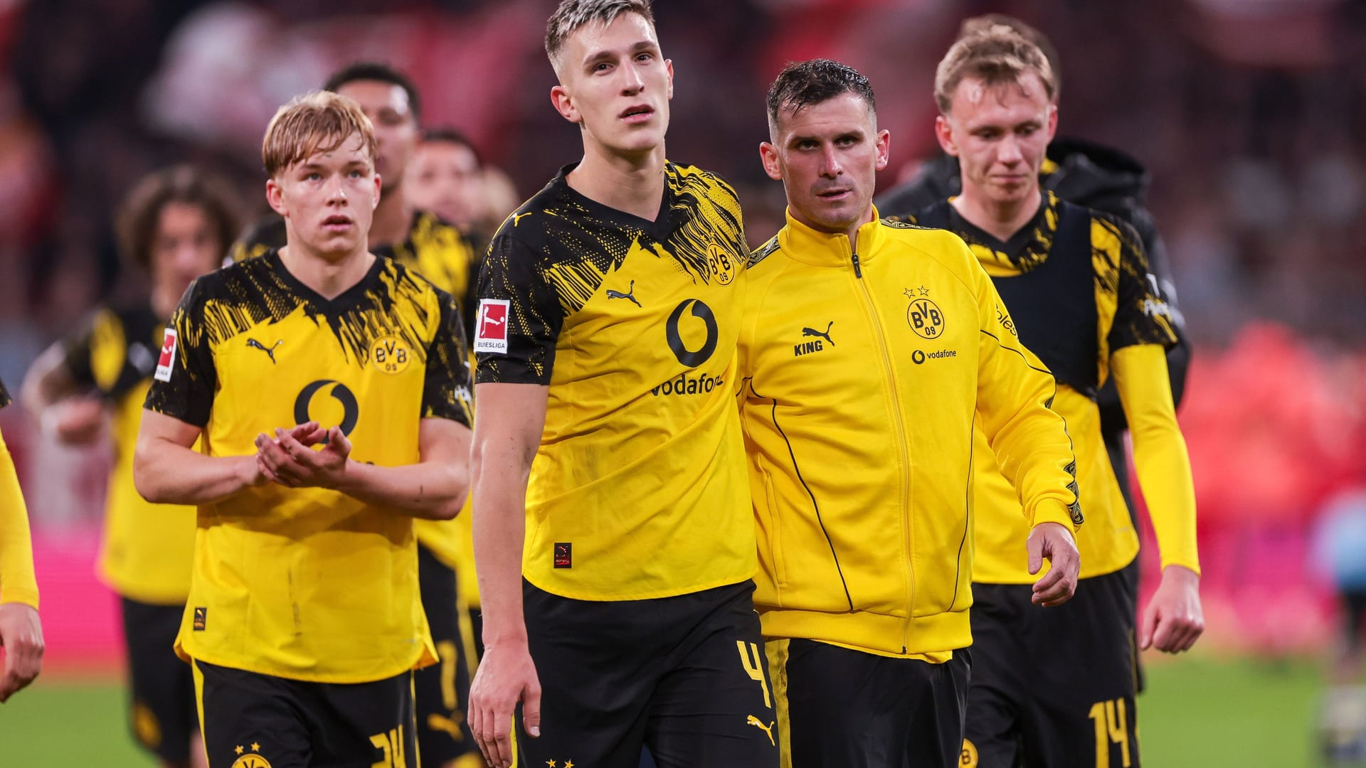 Borussia Dortmund verliert gegen den FC Bayern mit 1:2. Erst versteckte sich das Team von Niko Kovač, dann wachte es zu spät auf. Die Einzelkritik.