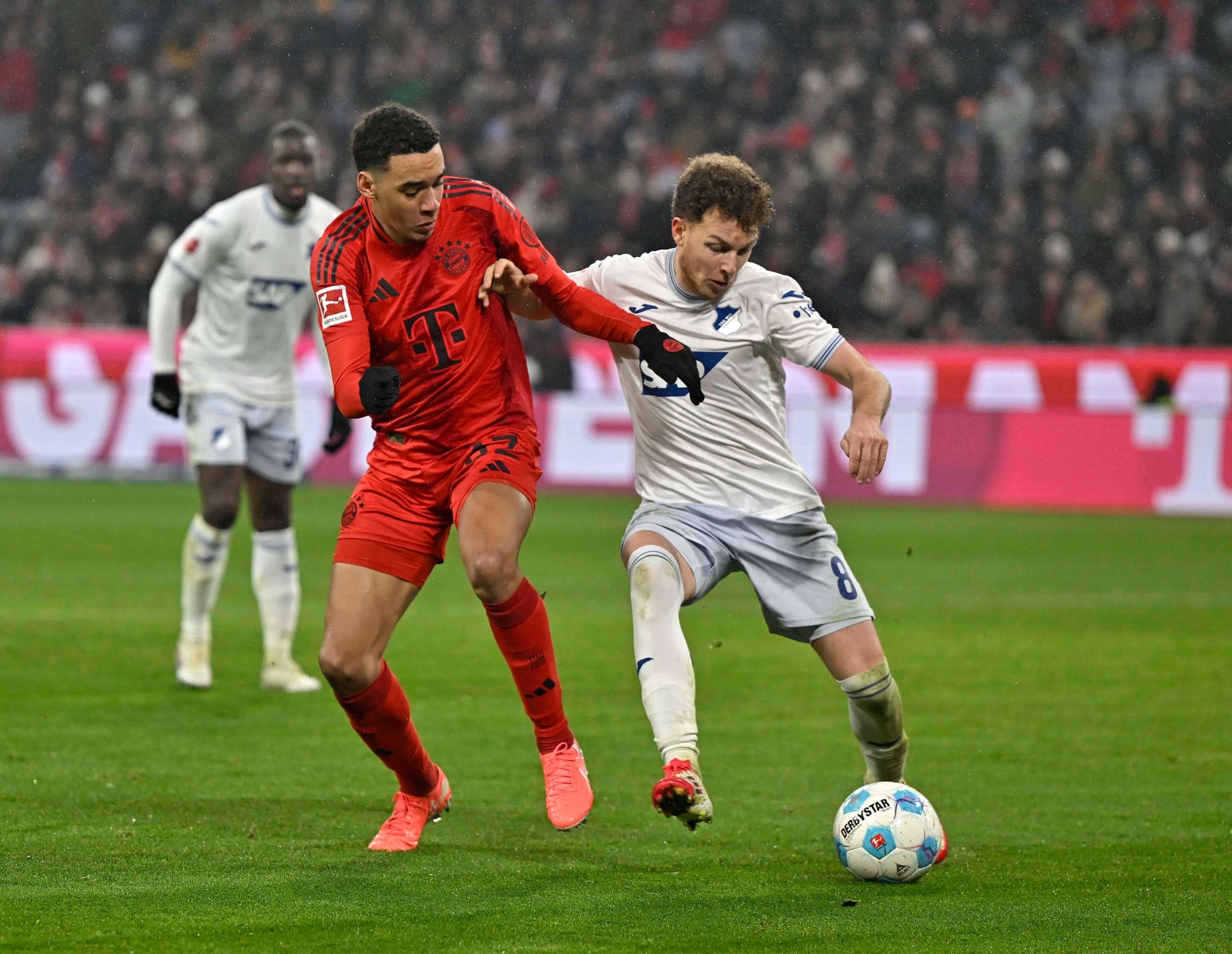 Dennis Geiger (r.) im Zweikampf mit Bayerns Jamal Musiala: In der vergangenen Saison absolvierte er noch 25 Pflichtspiele für die TSG. Dennis Geiger (r.) im Zweikampf mit Bayerns Jamal Musiala: In der vergangenen Saison absolvierte er noch 25 Pflichtspiele für die TSG.
