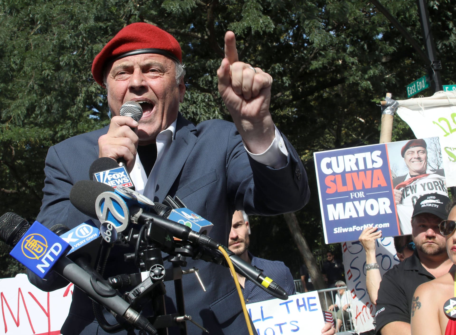Curtis Sliwa: Er trägt seine charakteristische rote Kappe.