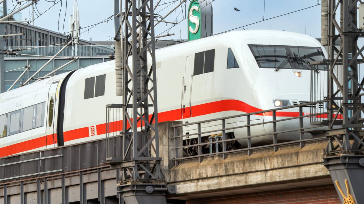 Deutsche Bahn: Lokführer-Gewerkschafter droht mit Zugausfällen