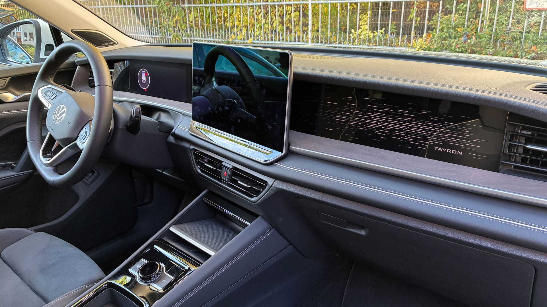 Gute Mischung: Instrumententräger mit großen Displays und wenig hochglanzschwarzen Flächen.