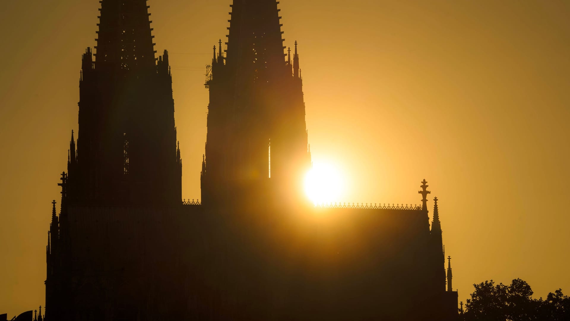Der Kölner Dom im Gegenlicht der Abendsonne (Symbolfoto): Nach zahlreichen grauen Tagen soll sich am Wochenende die Sonne wieder zeigen. Der Kölner Dom im Gegenlicht der Abendsonne (Symbolfoto): Nach zahlreichen grauen Tagen soll sich am Wochenende die Sonne wieder zeigen.
