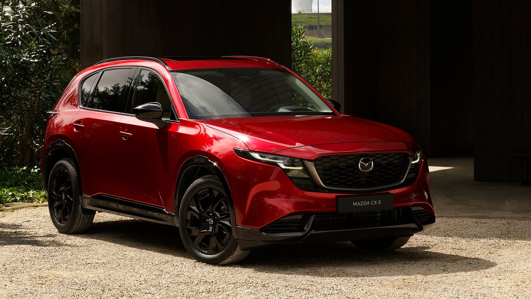 Bekannter Bestseller, neue Basis: Der CX-5 steht auf einer neuen Plattform und soll so das Erfolgsmodell im SUV-Portfolio bleiben. Bekannter Bestseller, neue Basis: Der CX-5 steht auf einer neuen Plattform und soll so das Erfolgsmodell im SUV-Portfolio bleiben.