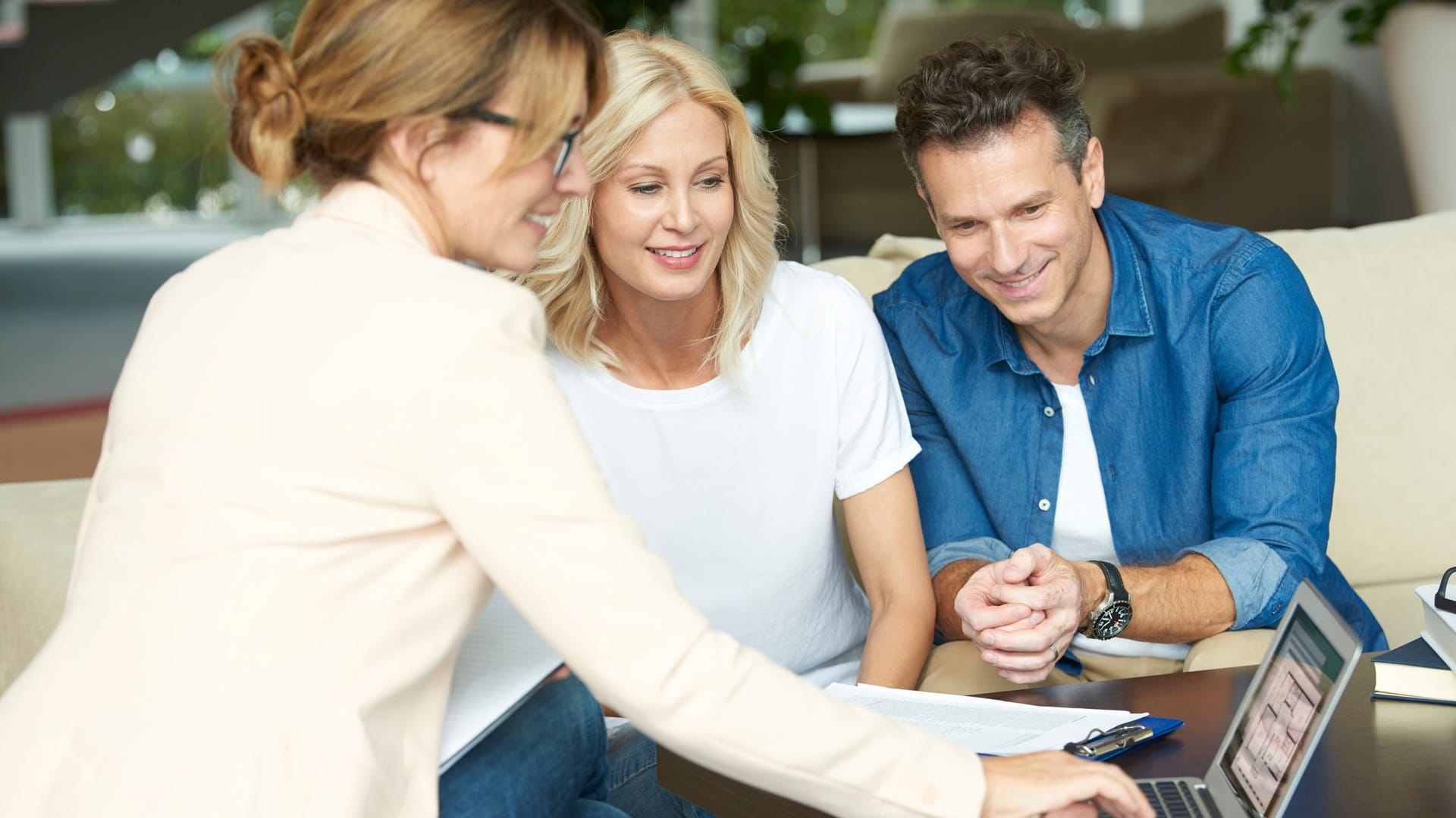 Paar lässt sich von einer Finanzexpertin beraten Paar lässt sich von einer Finanzexpertin beraten